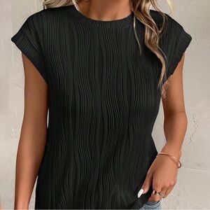 Chic Black Textured Women's Tee